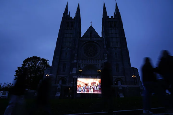 More than 1,000 pay tribute to Maine's mass shooting victims on day of prayer, reflection and hope