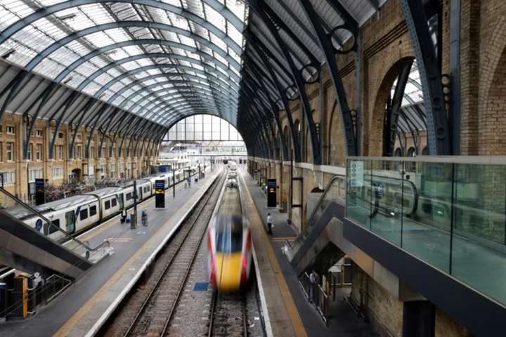 UK govt backs down over plans to shut rail ticket offices