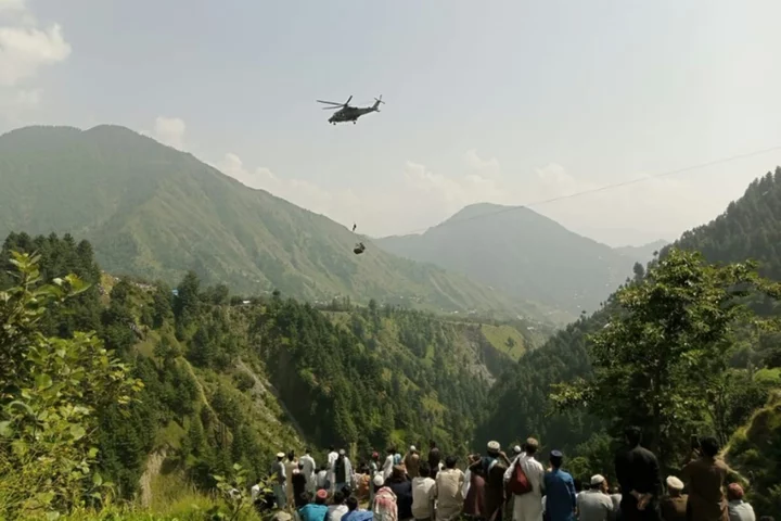 Children trapped in cable car dangling over Pakistan ravine