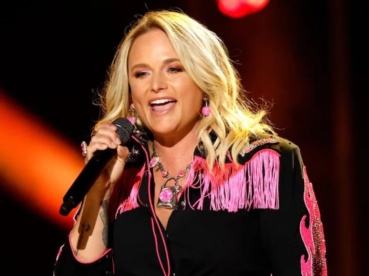 Miranda Lambert laughs at 'Shoot tequila, not selfies' shirt