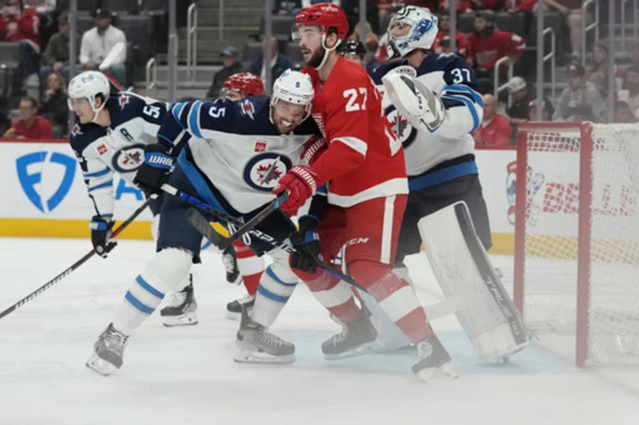 Connor Hellebuyck makes 35 saves, leading the Jets to a 4-1 win over the Red Wings