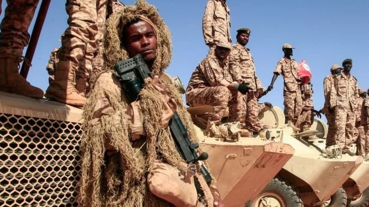 Sudan conflict: Army outnumbered on Khartoum's streets