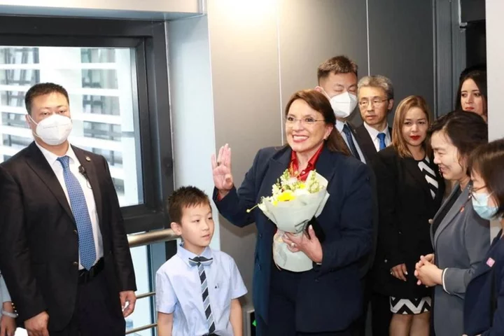 Honduran president arrives in Shanghai