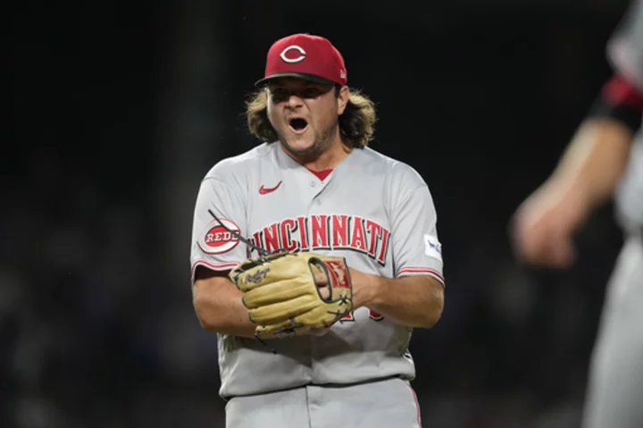 Joey Votto helps Cincinnati Reds top Chicago Cubs 6-5 in opener of key NL Central series