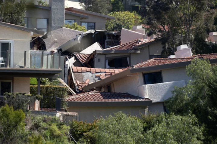 12 homes torn apart by landslide on Southern California's Palos Verdes Peninsula