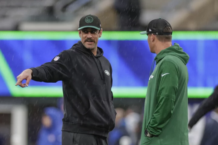 Jets' Aaron Rodgers drops back and puts weight on injured leg during warmups before game vs Giants