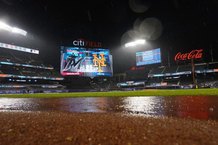 Marlins rally in 9th inning to take 2-1 lead over Mets before rain causes suspension