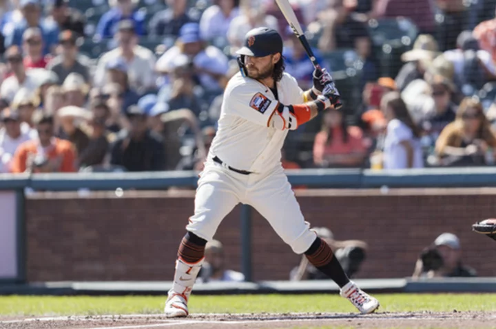 Hernández hits three-run homer as Dodgers beat Giants 5-2 in Crawford's likely final game