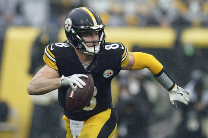 Steelers lose QB Kenny Pickett to rib injury late in first half vs. Jaguars, replaced by Trubisky