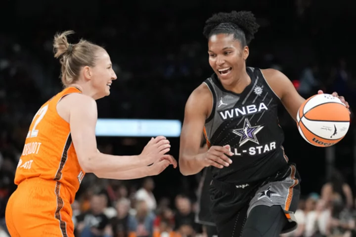 Connecticut Sun stars DeWanna Bonner and Alyssa Thomas announce their engagement