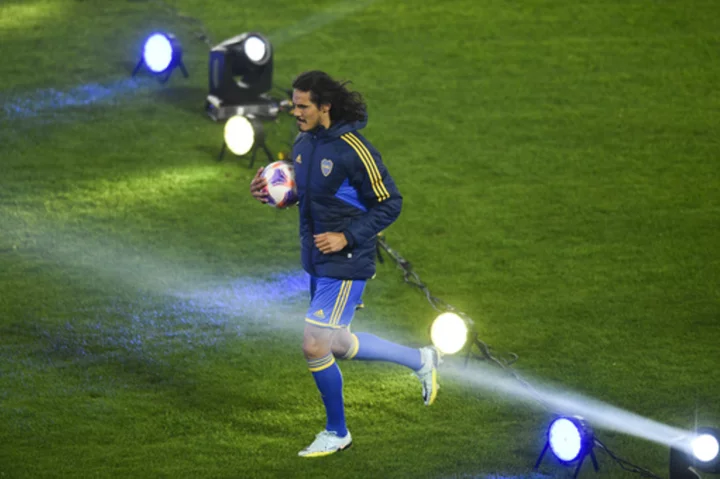 Tens of thousands of Boca Juniors fans welcome Cavani at Bombonera Stadium