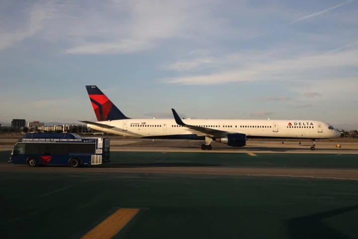 US investigating why Delta passengers remained on plane in extreme heat