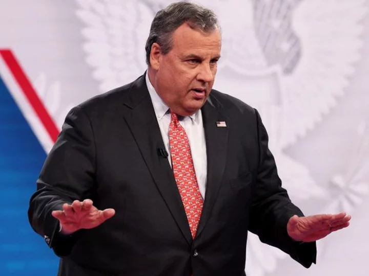 Christie calls GOP presidential debate pledge a 'useless idea'