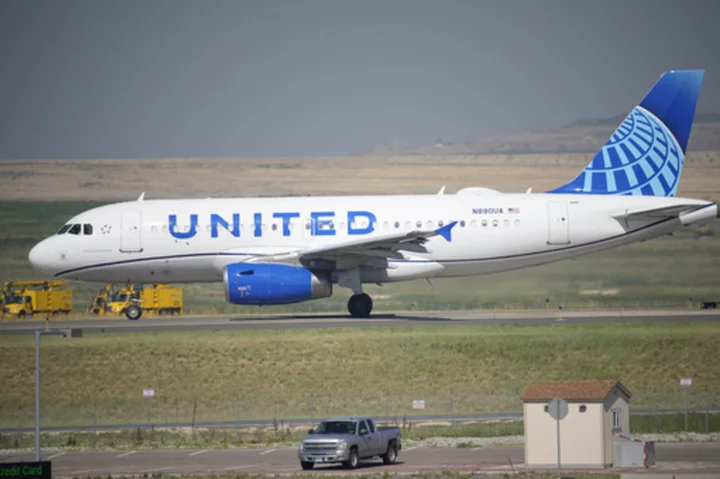 Shares of United Airlines tumble on sour outlook for 4Q profit because of rising fuel prices