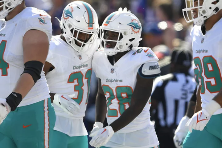 Dolphins place rookie RB De'Von Achane on IR with knee injury, expect him to return this season