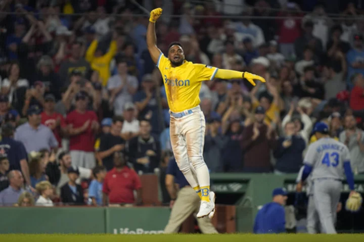 Reyes hits walkoff grand slam to lead Red Sox to 6-2 win over Royals