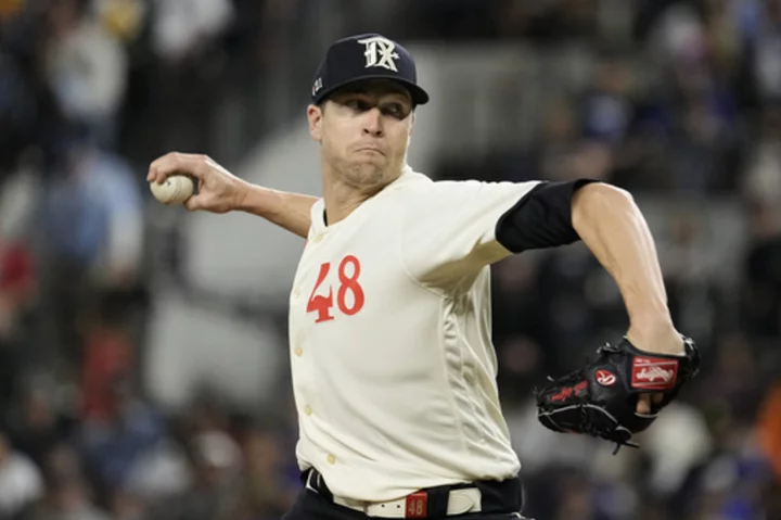 Injured Rangers righty deGrom looks 