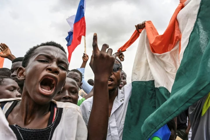 Thousands of coup supporters gathered near French base in Niger