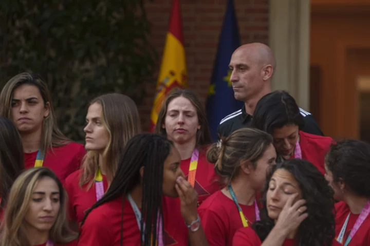 Women's World Cup winners maintain boycott of Spain's national team. Coach delays picking her squad