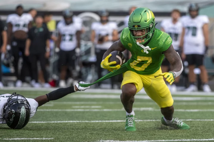 Nix throws for 3 touchdowns and No. 13 Oregon easily downs Hawaii 55-10