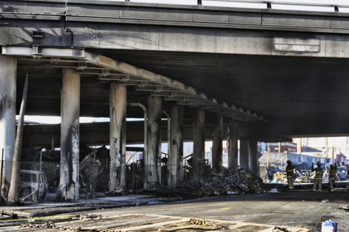 Fire closes major highway in Los Angeles